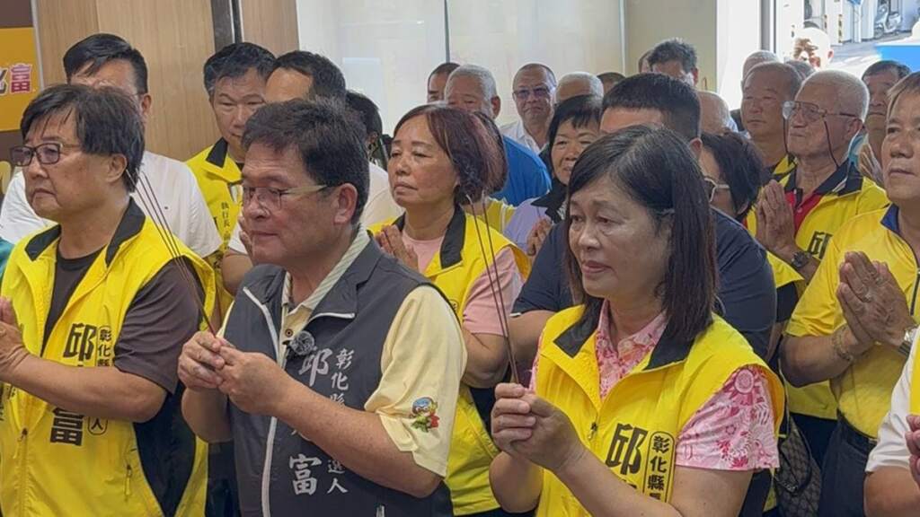 ▲邱建富城隍爺前祈福闢謠，競總啟用喊：選戰回歸政策、不打口水戰。（圖／邱建富提供）