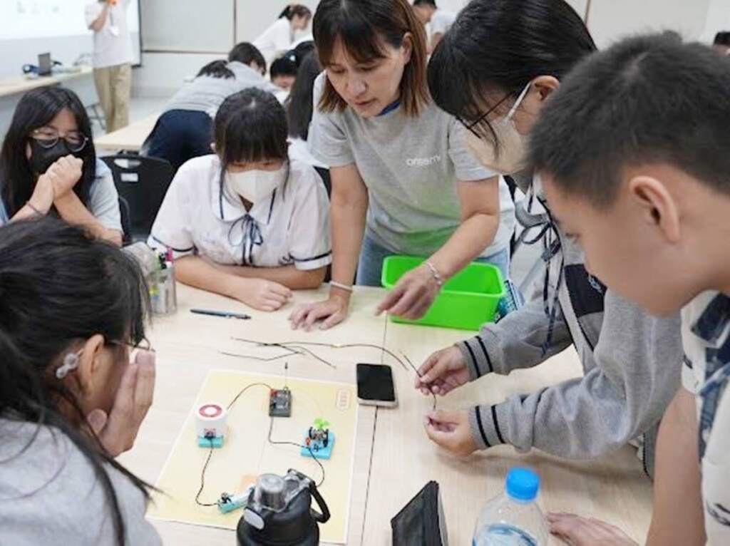 ▲讓孩子更容易理解半導體如何控制電流,並親手體驗晶片製造流程,認識薄膜沉積、微影、蝕刻、離子佈植等四大關鍵製程。