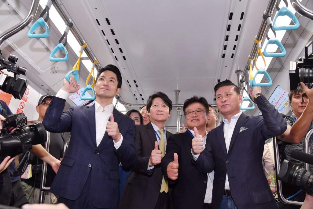 ▲臺北市長蔣萬安今日出席「未來已到站-臺北捷運新列車開箱記者會」，與現場民眾共同見證臺北捷運新列車的全車廂開箱。