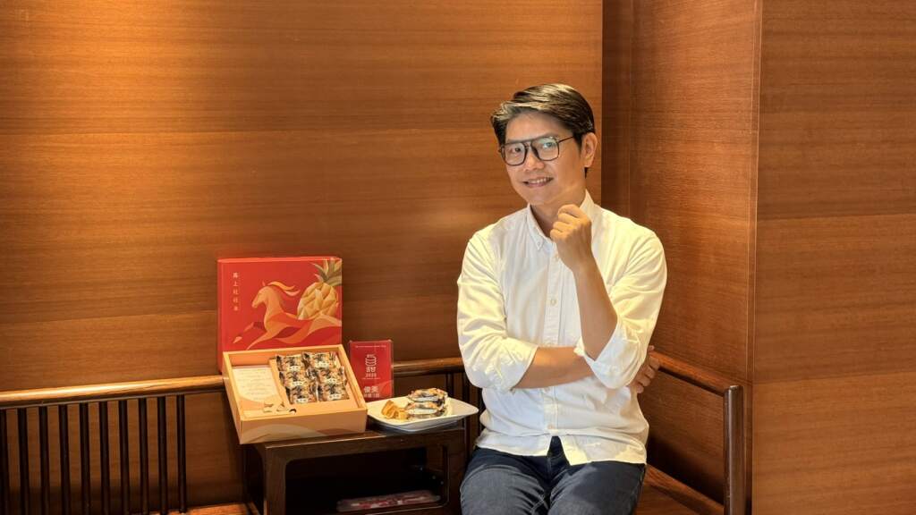 ▲俊美食品攜手木匠兄妹推出聯名禮盒，「馬上旺」木作手機座傳遞滿滿祝福。