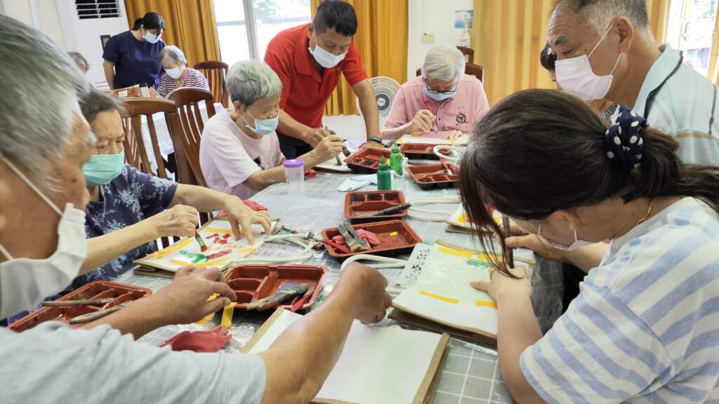 ▲彰化榮譽國民之家日前特別邀請江雲螢老師蒞家指導「染型拓印」DIY課程。