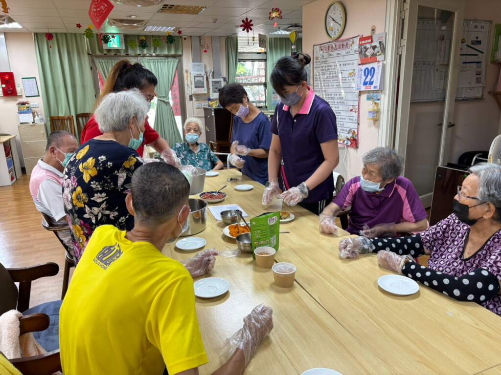 ▲彰化榮家手作三角飯糰,長輩笑開懷胃口大開。