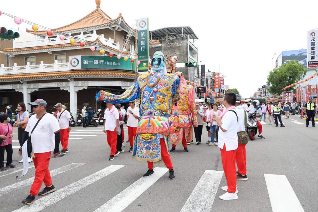 ▲草屯惠德宮28日盛大舉辦「恭祝城隍尊神聖誕千秋賜福大典」,為讓活動更加豐富精彩,草屯惠德宮今年特別規劃嘉年華踩街活動,為傳統遶境注入嶄新活力,吸引大批民眾駐足觀賞。