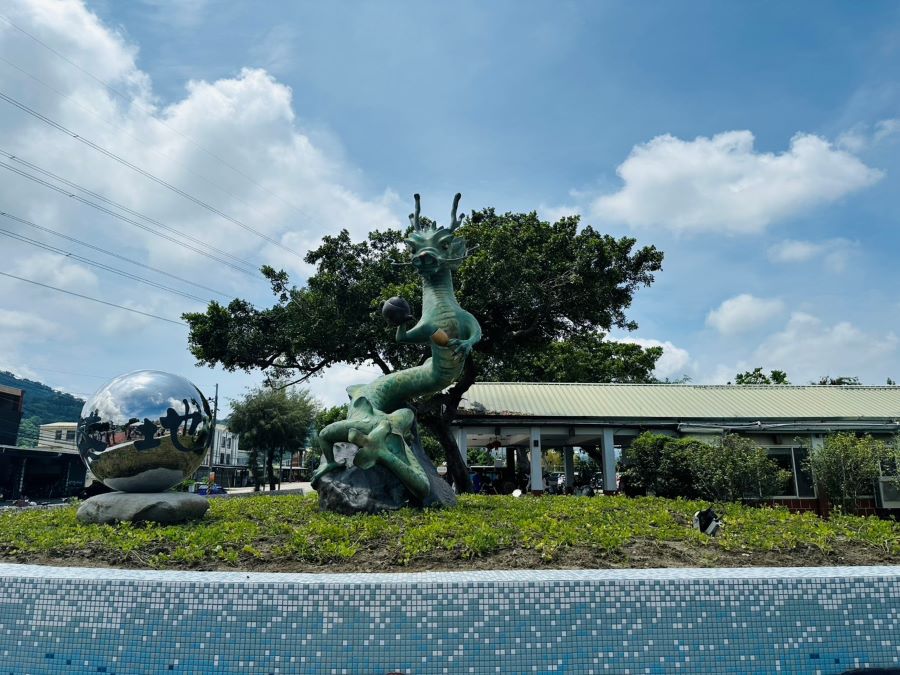 打造在地意象,守護公館農村的精神象徵,國際級藝術大師余燈銓創作的『龍遊豐釀』青銅雕塑,正式揭幕。(圖/記者林均和攝)