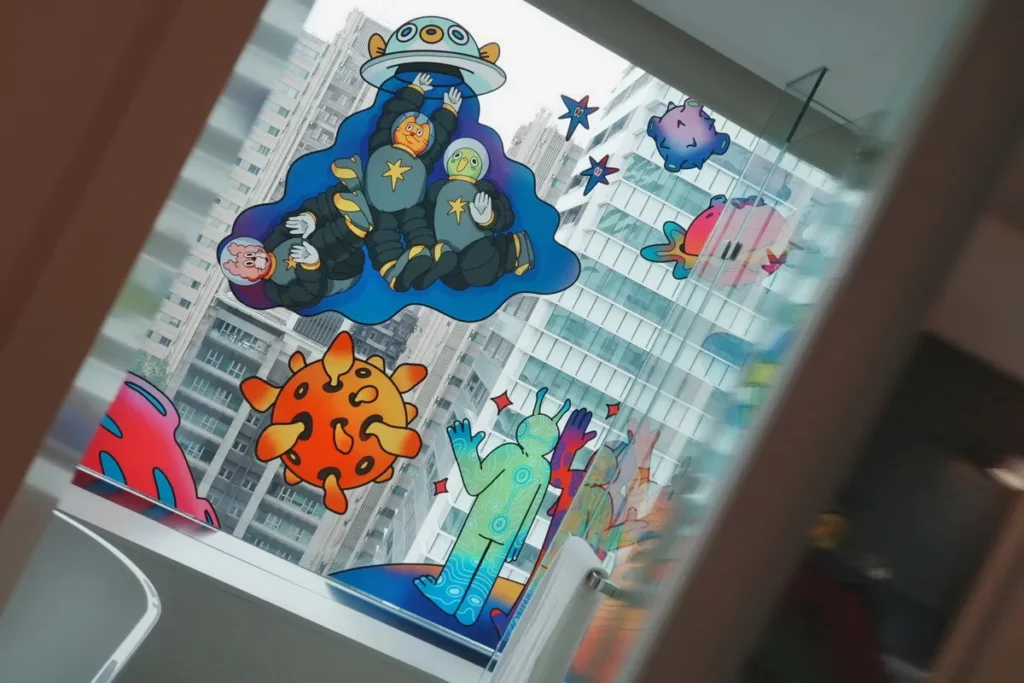 吶吉主題房將角色插畫融入南港老爺風格客房各個角落,邀請旅人走進搗蛋怪朋友的星際世界。圖/南港老爺行旅提供