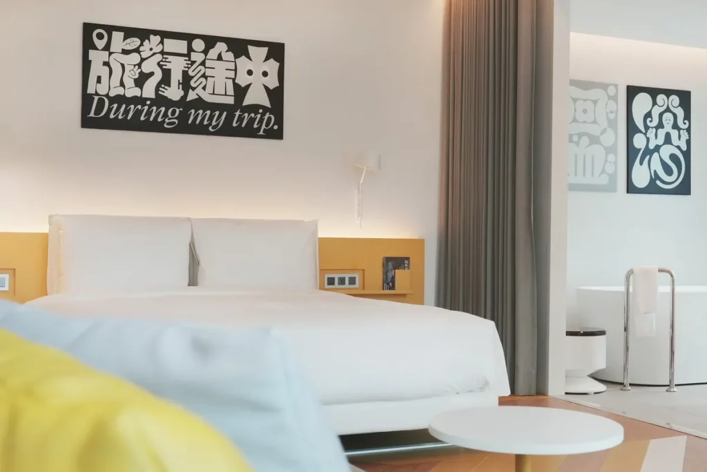 新銳IP-泰江以「旅行途中」為主題,透過文字創作重新詮釋南港老爺風格客房。圖/南港老爺行旅提供