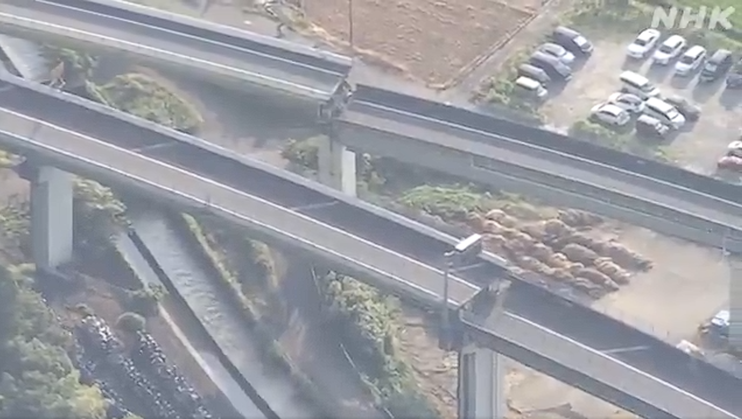 ▲熊本強震震出大洞!九州自動車道橋面錯位下陷 驚悚畫面曝(圖/翻攝自 X/NHK)