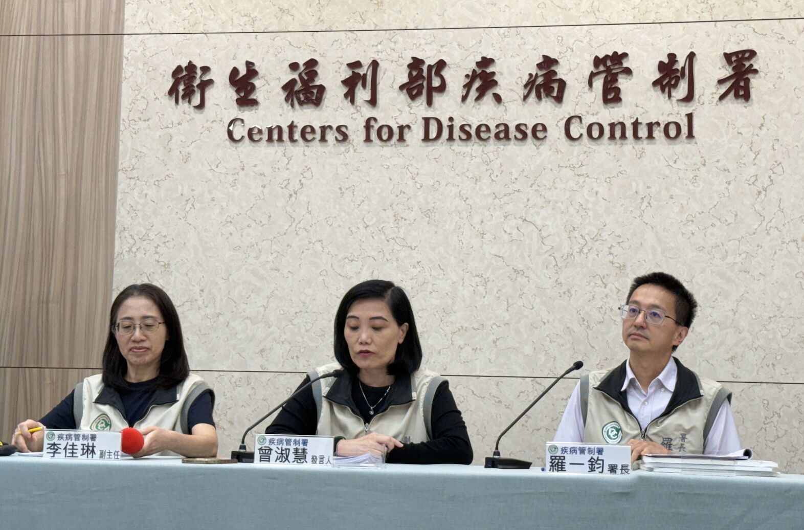 新冠出現最小重症! 7月大女嬰「全身燙、抽搐、眼上吊」進加護 206 新冠出現最小重症! 7月大女嬰「全身燙、抽搐、眼上吊」進加護 205