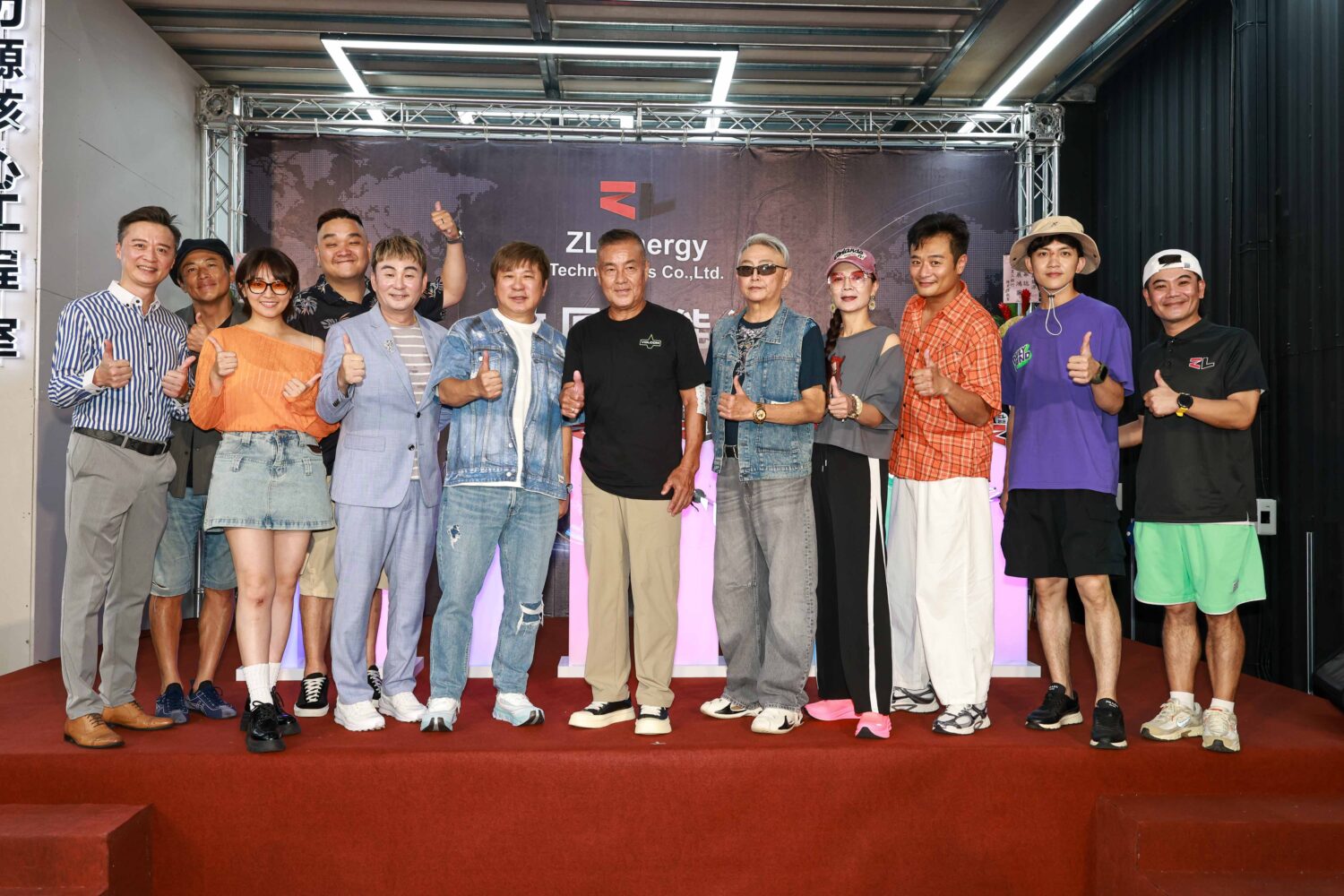 綜藝天王胡瓜親自到場祝賀,除了恭喜洪毛創業,更暖心叮嚀他「健康最重要」,並看好新能源車市場的發展前景。(圖/民視 提供)