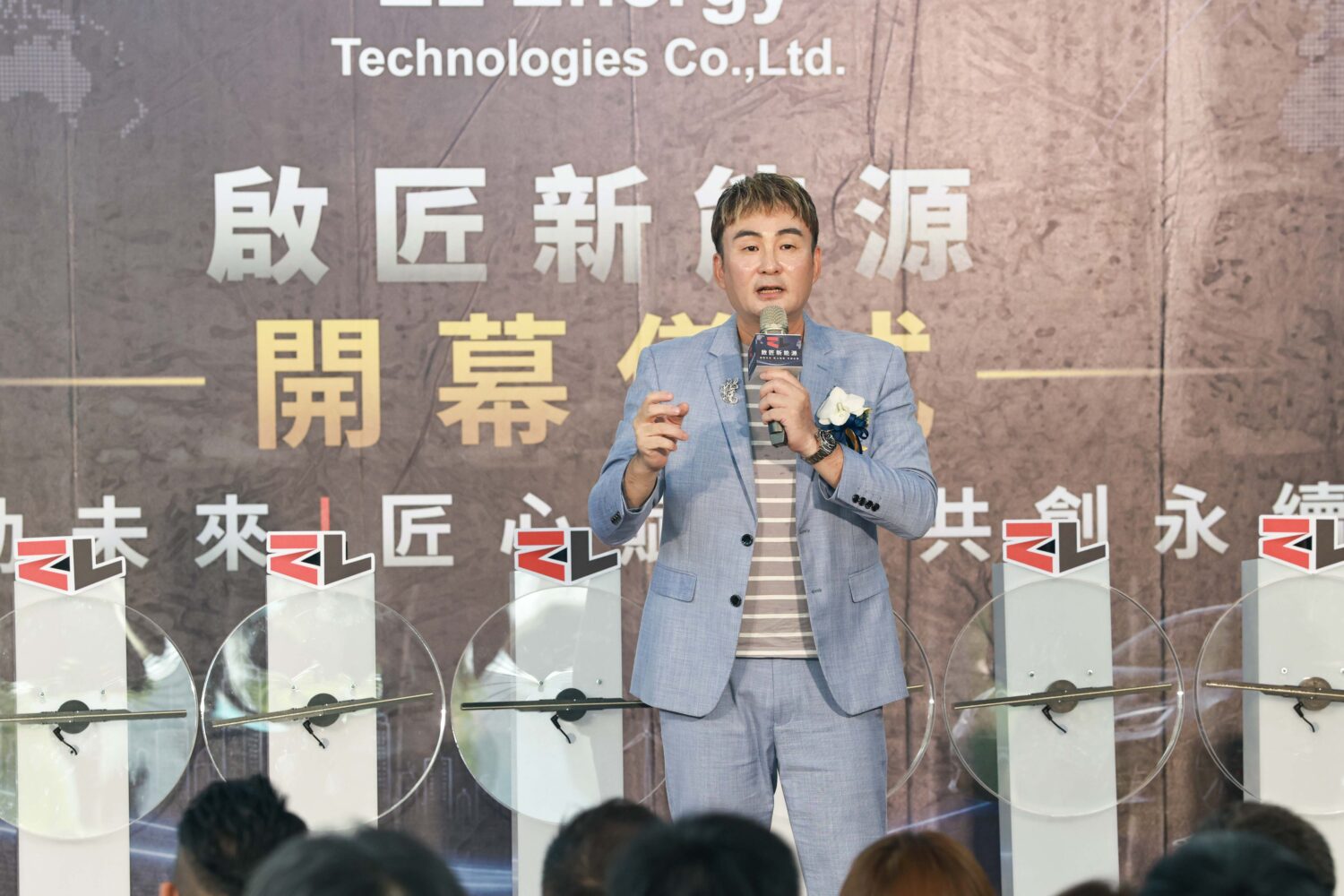 洪毛分享從職業賽車手踏入演藝圈近20年的歷程,如今將熱愛的汽車與事業結合,圓夢成立新能源公司。(圖/民視 提供)