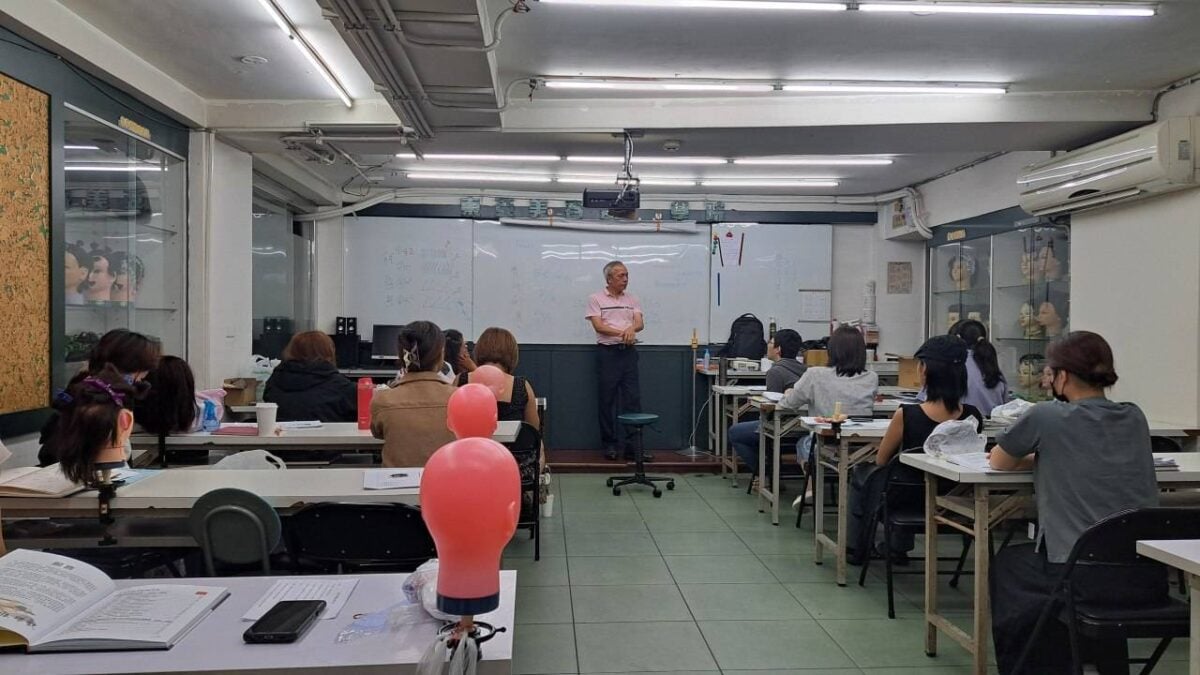 ▲新住民「快速剪燙染造型培訓就業班」上課情形。