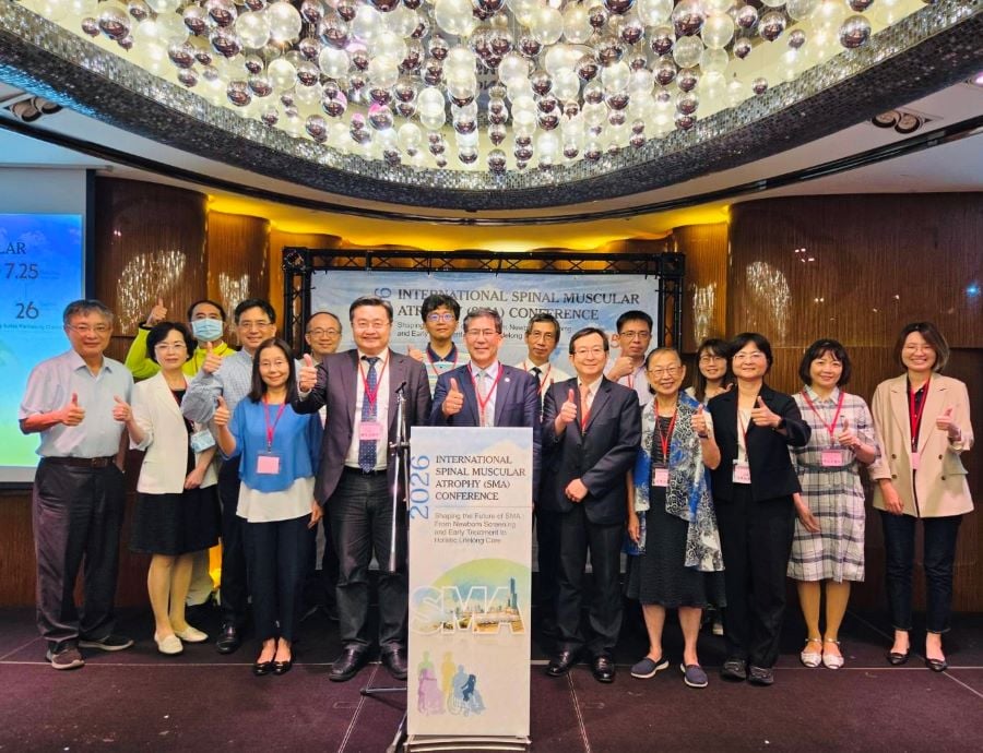 ▲SMA國際研討會開幕日國內外與會貴賓大合照，高醫陳建志董事長(第一排左3)與前國民健康署署長暨奇美醫院小兒科林秀娟講座教授 (第一排右2)都特別蒞臨參加。