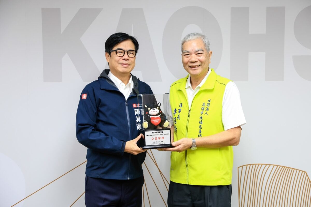 ▲高雄市長陳其邁（左）頒贈「公益楷模」獎座予高雄市社福慈善總會理事長李昭揚，感謝長期支持工會行善特攻隊，整合社會資源投入公益，攜手照顧弱勢勞工家庭。