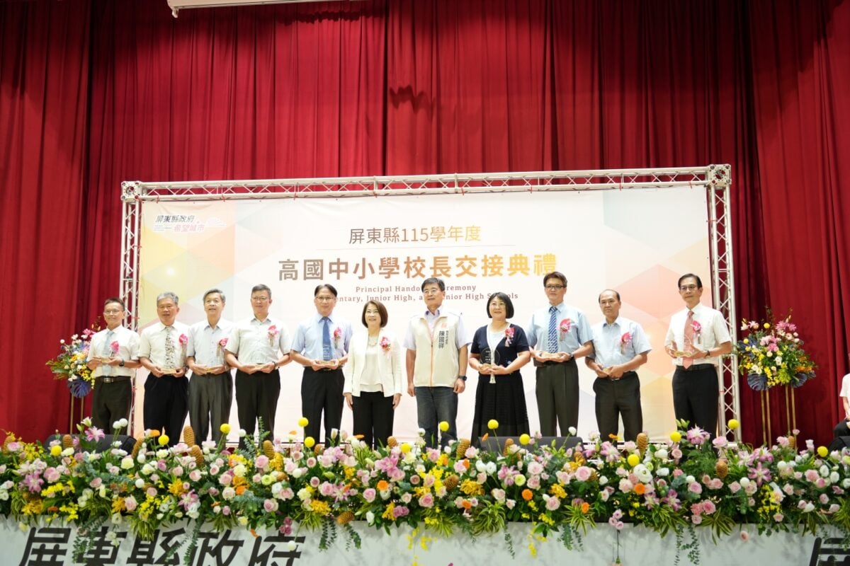▲115學年度屏東縣高國中小學校長交接典禮今(28)日在縣府大禮堂舉行，周春米縣長頒贈紀念品向退休校長表達最深的謝意。