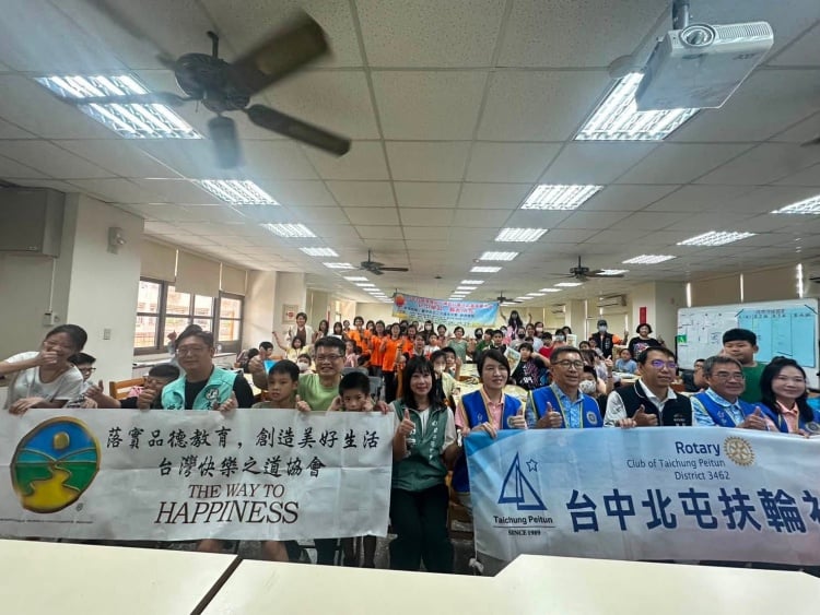 ▲三光社區協會攜手台灣快樂之道協會、台中北屯扶輪社，共同陪伴孩子快樂成長。