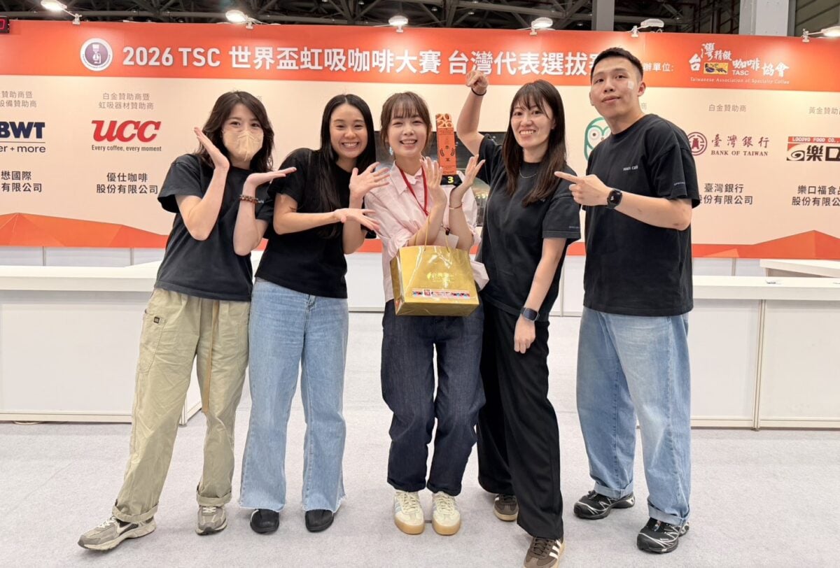 ▲「2026 TSC世界盃虹吸咖啡大賽」台灣代表選拔賽,張柏萱選手(圖中)以年僅25歲首度參賽,以沈穩姿態獲得季軍。