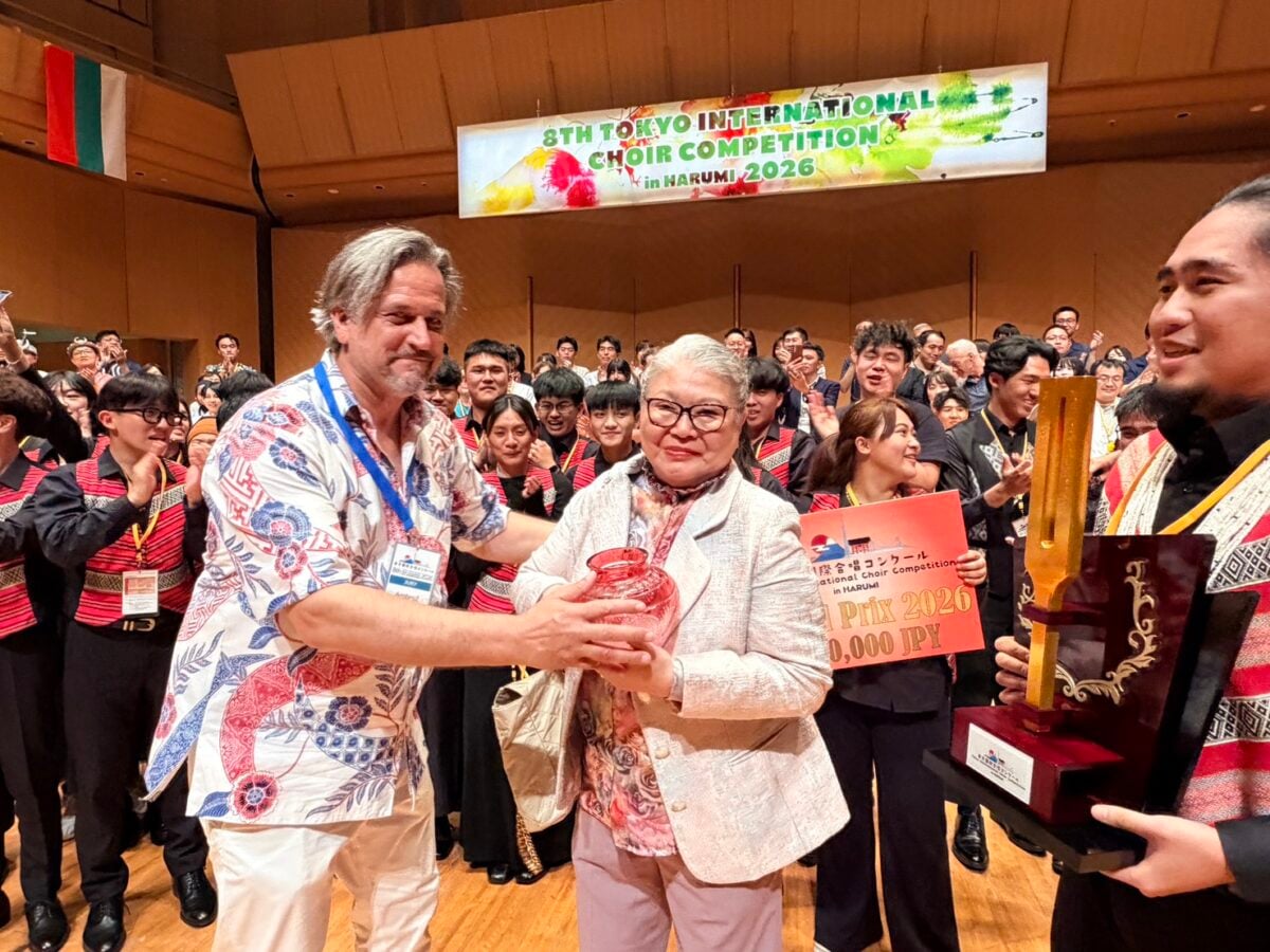 ▲基金會總執行長林純美女士（中）代表泰雅學堂青年合唱團上台領取東京國際合唱大賽總冠軍獎。