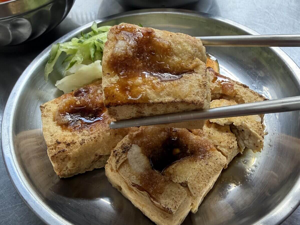 台中美食|樂成宮拜拜順便吃!4 家走路就到的銅板小吃,捧花可麗餅、在地臭豆腐、烤甜甜圈一次收