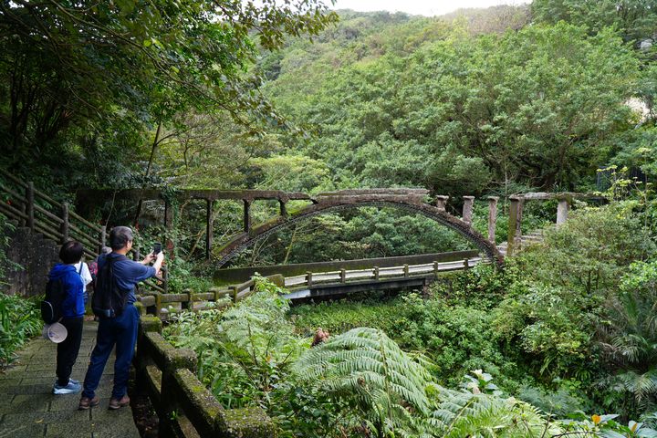 藏身於蓊鬱山林間的「三層橋」,由清代石拱、日治水圳與現代水泥橋交疊而成,跨越三個時代的百年歲月。 圖:新北市政府農業局/提供
