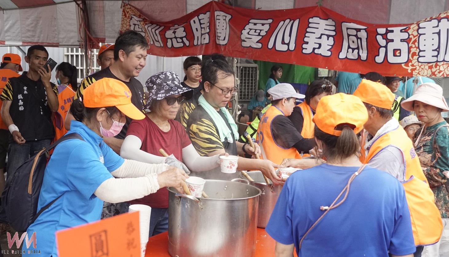 (有影片)/愛心慈膳團攜手雷慢兄弟會 萬份熱食溫暖山邊媽建廟信眾 - https://www.watchmedia01.com