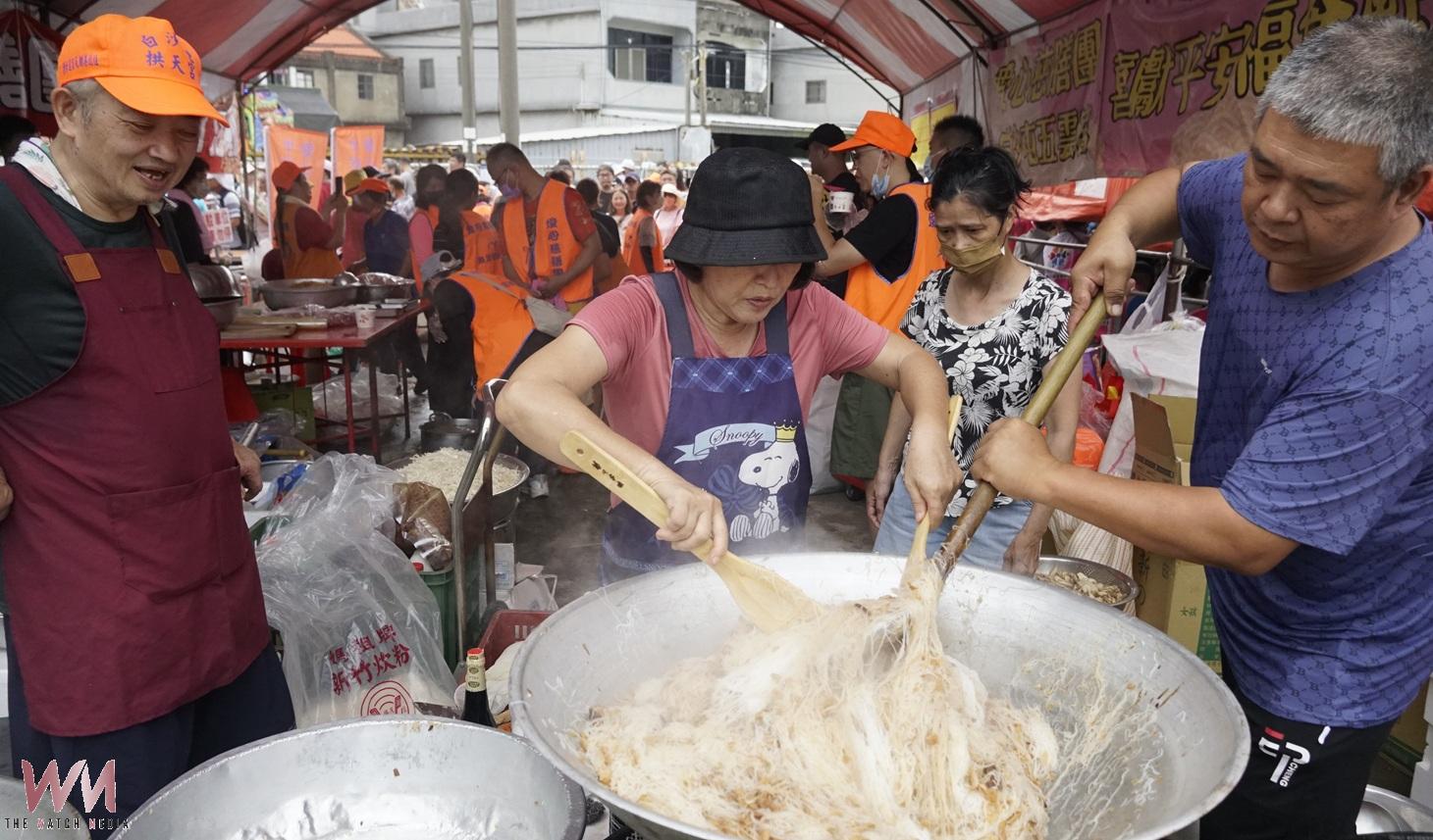 (有影片)/愛心慈膳團攜手雷慢兄弟會 萬份熱食溫暖山邊媽建廟信眾 - https://www.watchmedia01.com