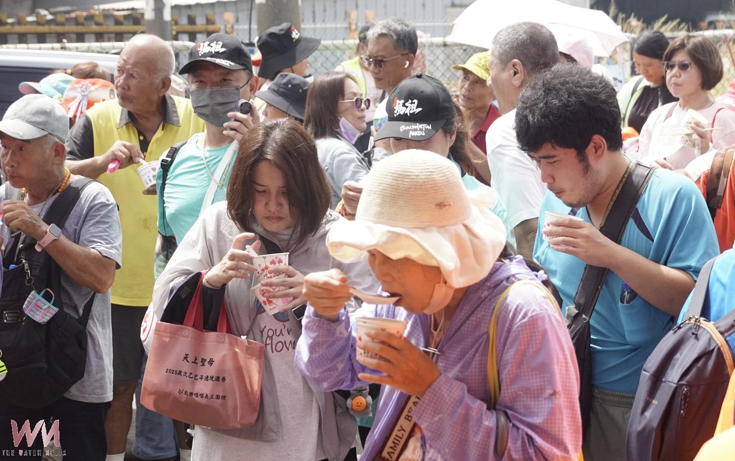 (有影片)/愛心慈膳團攜手雷慢兄弟會 萬份熱食溫暖山邊媽建廟信眾 - https://www.watchmedia01.com