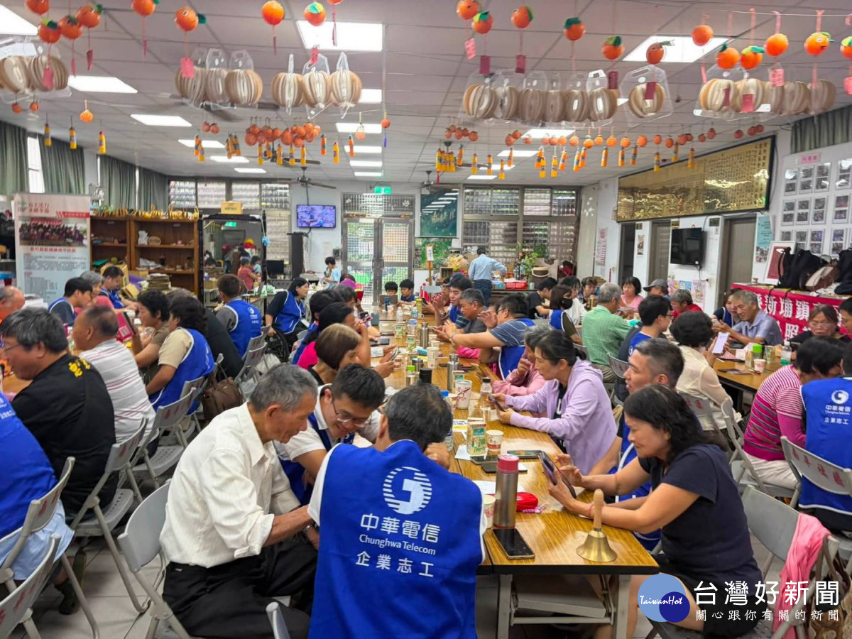 中華電信新竹馨心學堂結業式暨長輩AI畫頒獎活動。