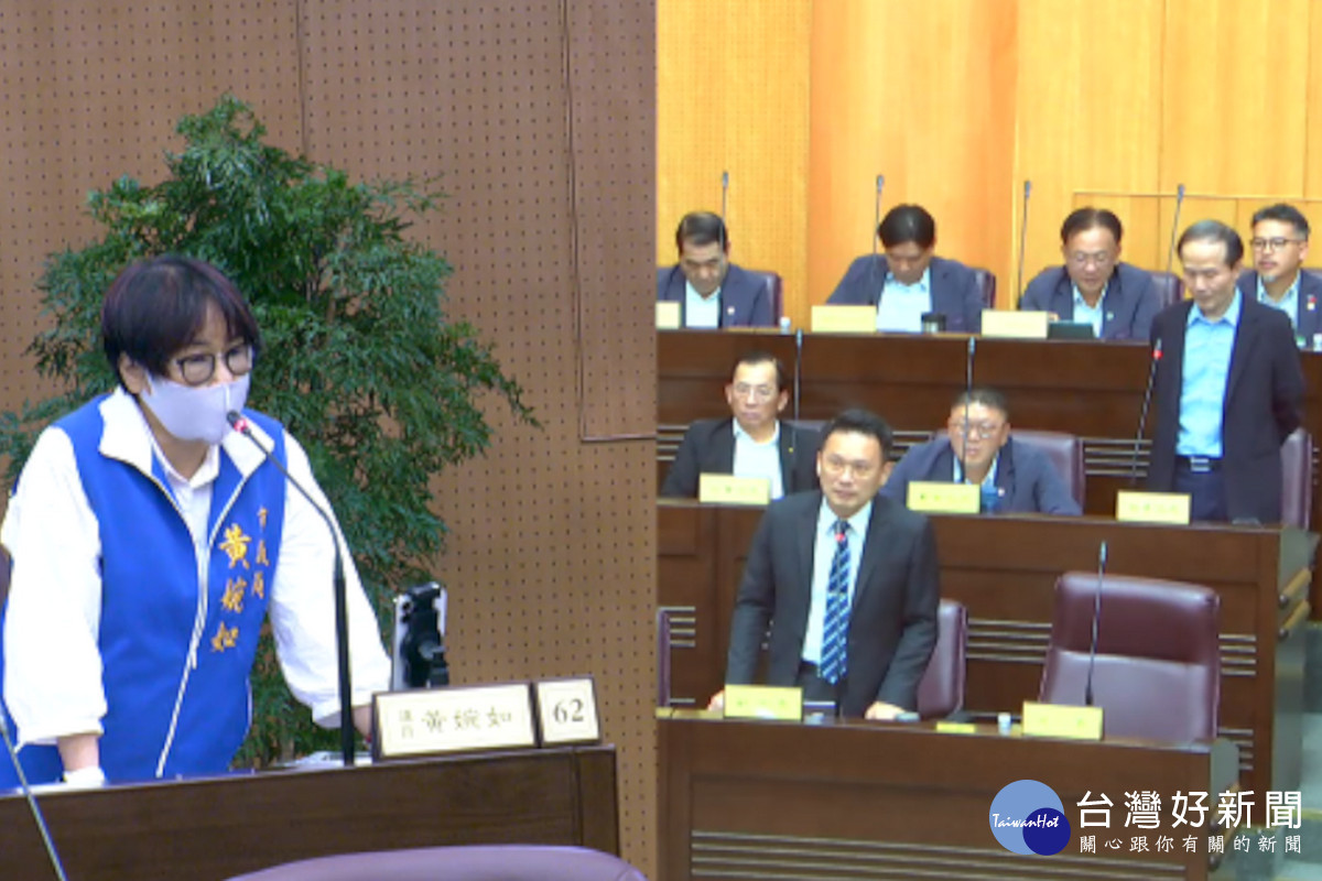 國民黨籍市議員黃婉如提案要求社會局重新檢視現行敬老愛心卡之點數使用範圍與使用期限。