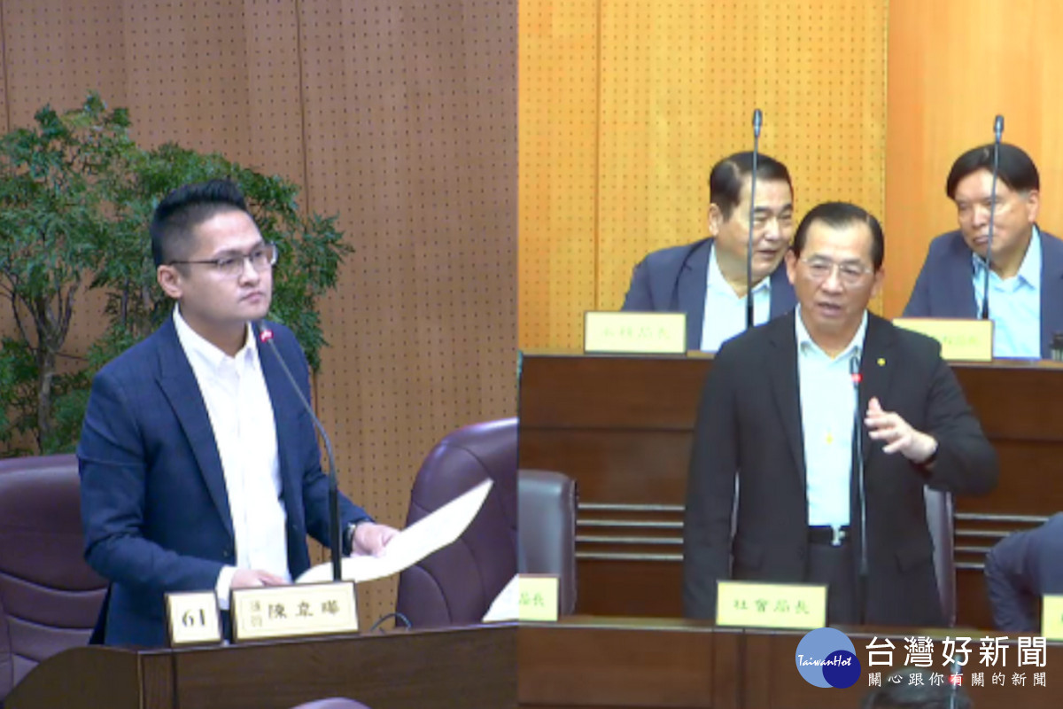 國民黨議員陳韋曄建議結合超商物流與農會系統,讓偏鄉長輩能透過敬老卡訂購農特產品並就近取貨。<br /><br />