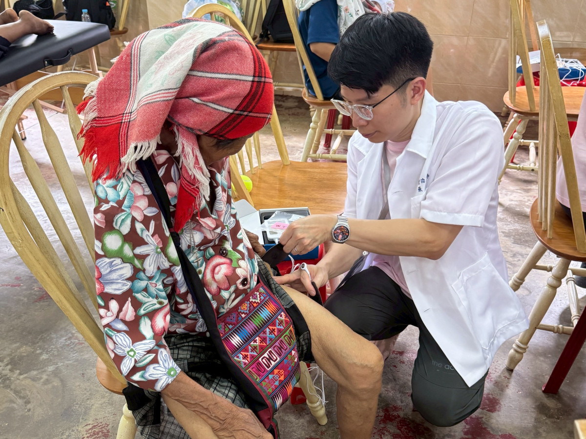 桃療物理治療組長張玥夫妻攜手投入泰北偏鄉義診。 (桃療提供)