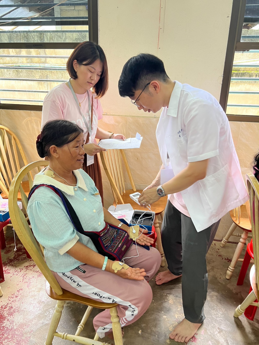 桃療物理治療組長張玥夫妻攜手投入泰北偏鄉義診。 (桃療提供)