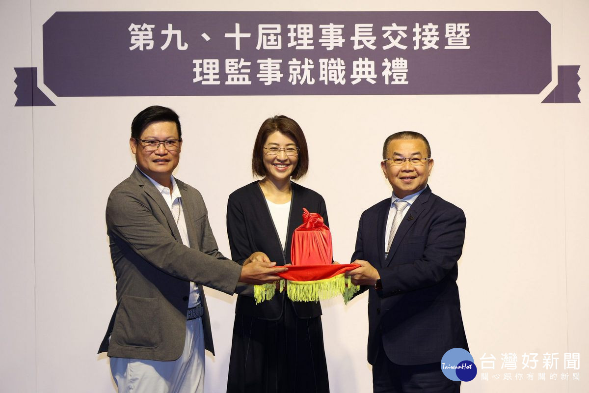 第九屆理事長魏振宇將印信交接給第十屆理事長茆晉日牂（右），象徵協會薪火相傳，開啟南投觀光發展新篇章。