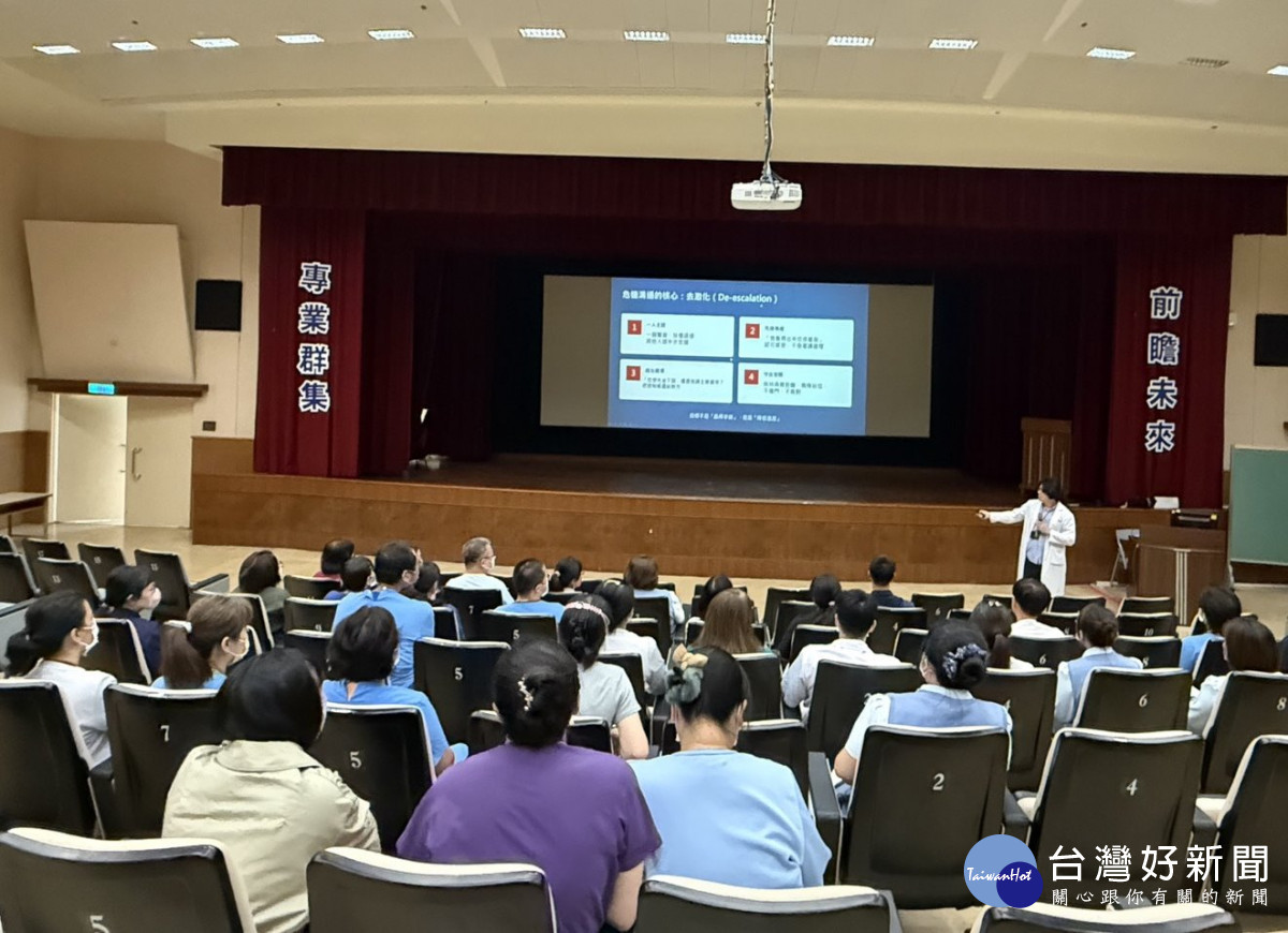 臺南醫院精神科代理主任楊偉成醫師分享危機降溫-去激化等溝通技巧