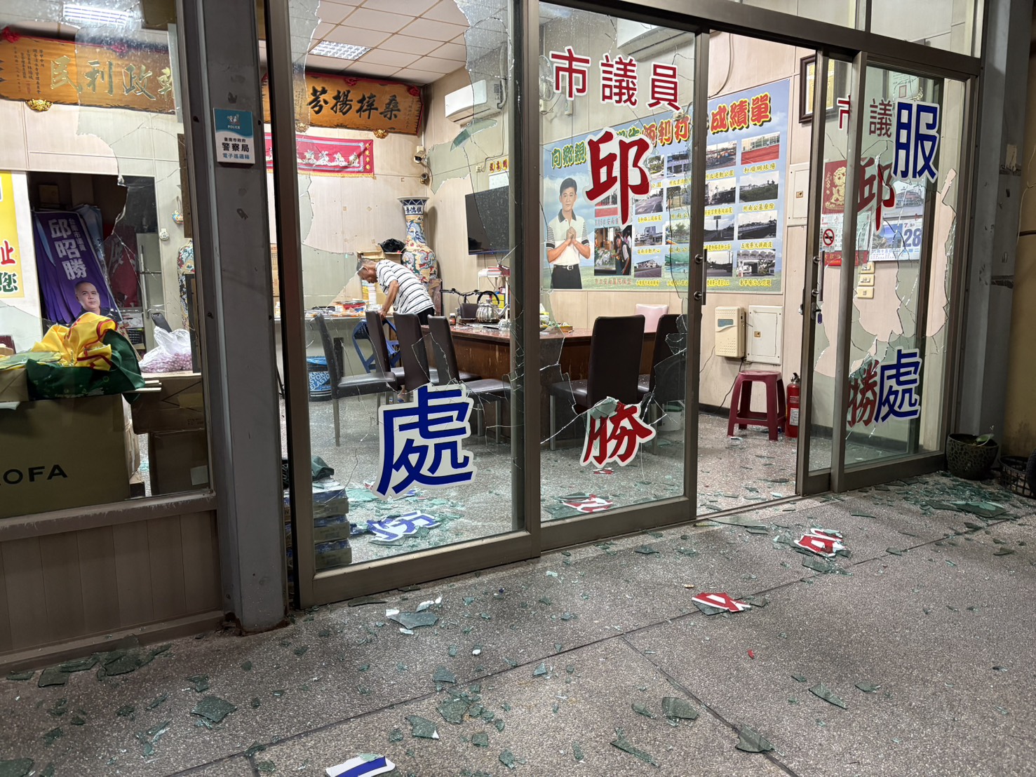 ▲酒後失控!台南4惡煞砸「議員服務處」疑不滿斡旋結果 遭警逮捕送辦(圖/記者王俊勝 翻攝)