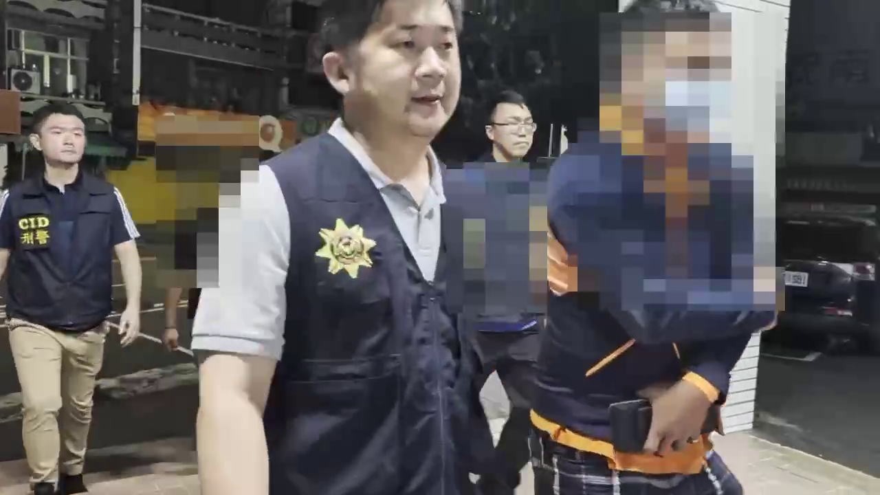 ▲▼3男1女一行4人衝議員服務處砸玻璃(圖/記者王俊勝 翻攝)1