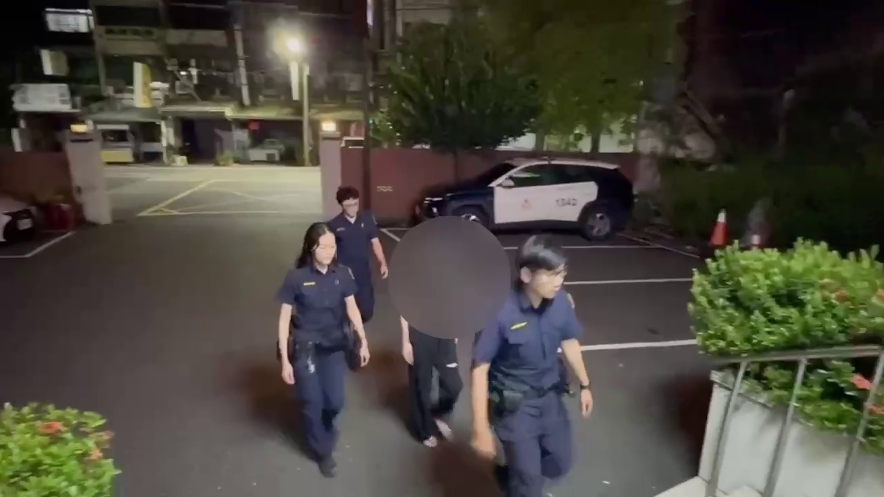 ▲▼3男1女一行4人衝議員服務處砸玻璃(圖/記者王俊勝 翻攝)2