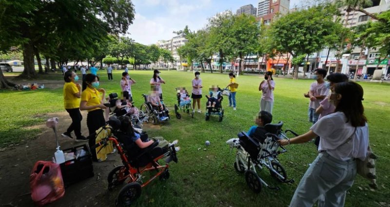 民生醫院飛象家園受虐併重症童走出家園 大學生陪伴社區走讀觀察自然新體驗