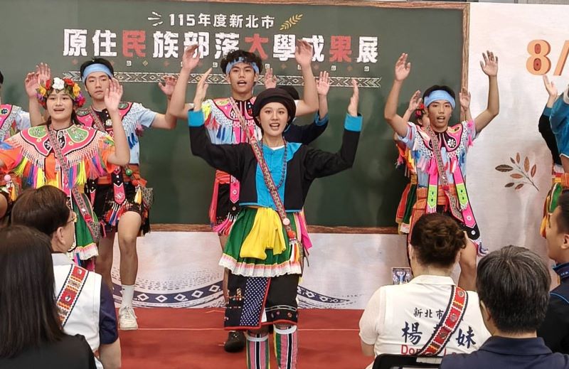 新北部大成果展登場 AI族語、傳統工藝共譜文化傳承 61 《圖說》原民熱情舞蹈為部落大學成果展揭開序幕。〈記者葉柏成攝〉