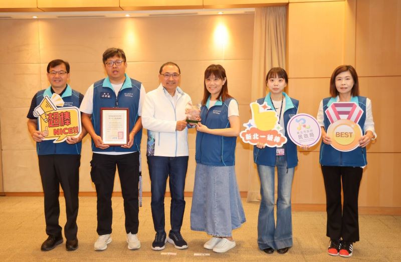 門牌資料建構智慧城市底座 新北民政GIS獲金圖獎殊榮 70 《圖說》「新北市民政地理資訊系統」,榮獲台灣地理資訊學會第22屆金圖獎「最佳推動服務獎」,民政局長林耀長〈左一〉今日偕同仁在市政會議獻獎。〈民政局提供〉