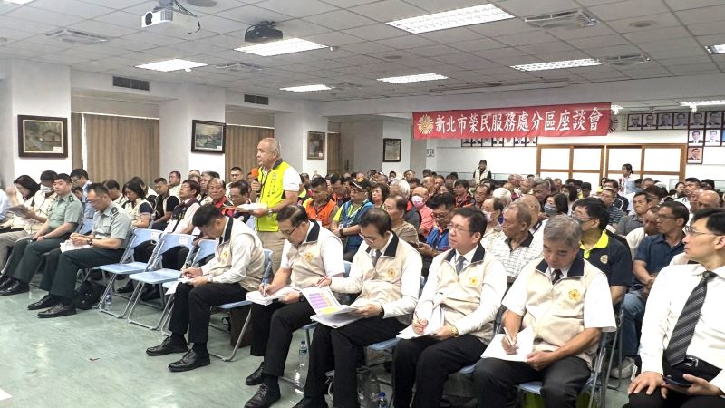 嚴德發新北榮服處分區座談 凝聚榮民照顧共識打造安心生活網 15 《圖說》退伍軍人社團踴躍發言,感謝輔導會與各區榮服處為榮民眷之服務照顧,並提供建言。〈新北榮服處提供〉