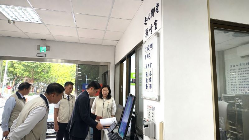 嚴德發新北榮服處分區座談 凝聚榮民照顧共識打造安心生活網 16 《圖說》輔導會主任委員嚴德發(右2)視導新北市榮服處安心御老戰情室執行成效。〈新北榮服處提供〉