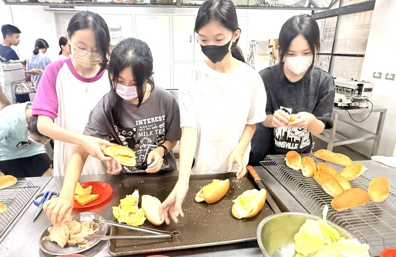 職涯探索向下扎根 新北暑期職探營引領學子探索未來 59 《圖說》新北市國中小職業試探育樂營,讓學生透過實作認識不同職群,從動手體驗中發掘興趣,累積未來升學與職涯探索經驗。〈教育局提供〉