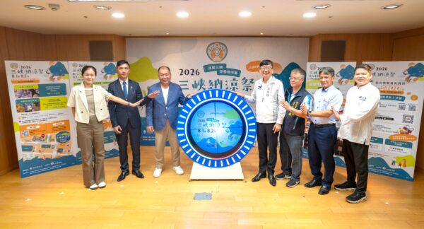 (左起)新北市議員洪佳君、三峽區農會常務監事廖仕文、三峽區農會理事長蘇俊龍、新北市政府農業局局長諶錫輝、三峽區公所區長施玉祥、三峽區農會總幹事張永巨與龍行天下餐飲公司董事長(即峸食鱸魚主廚)黃偉峸,共同啟動宣布2026三峽納涼祭正式起跑。圖/新北市三峽區農會