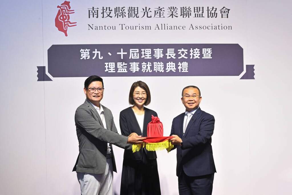 ▲南投縣觀光產業聯盟協會理事長交接,許淑華:攜手產官學共創南投觀光新榮景。(圖/記者張玉泰攝)