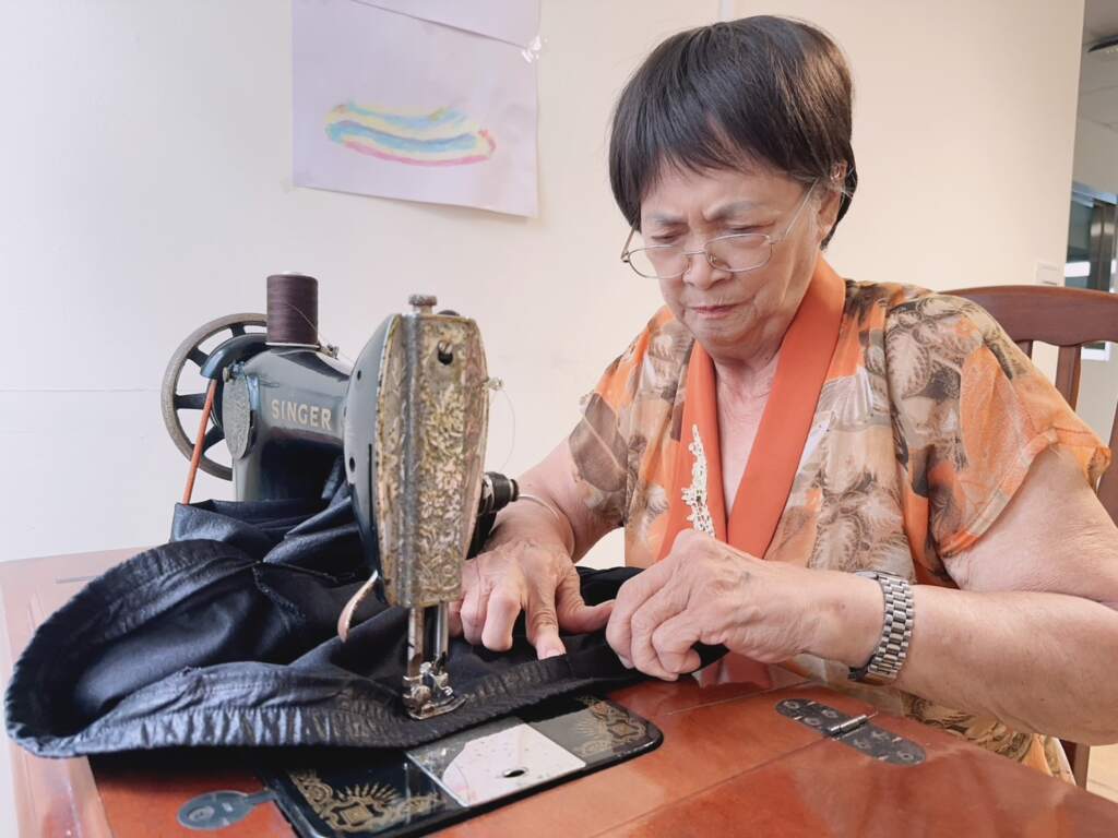 ▲彰化榮家阿嬤踩縫紉機，縫出復能新人生。