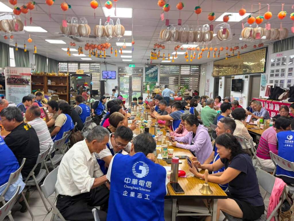 ▲中華電信新竹馨心學堂深入南坪社區,協助長輩建立數位能力。