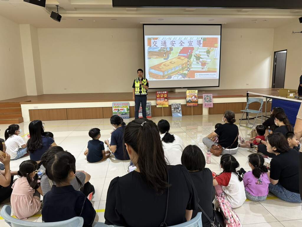 ▲學童化身一日小警察,竹山警分局寓教於樂扎根交通、反詐與婦幼安全教育。