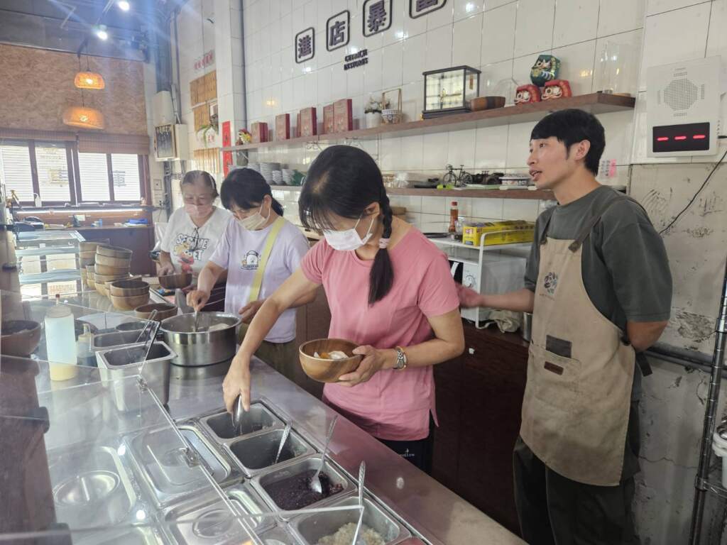▲學員體驗製作甜品。