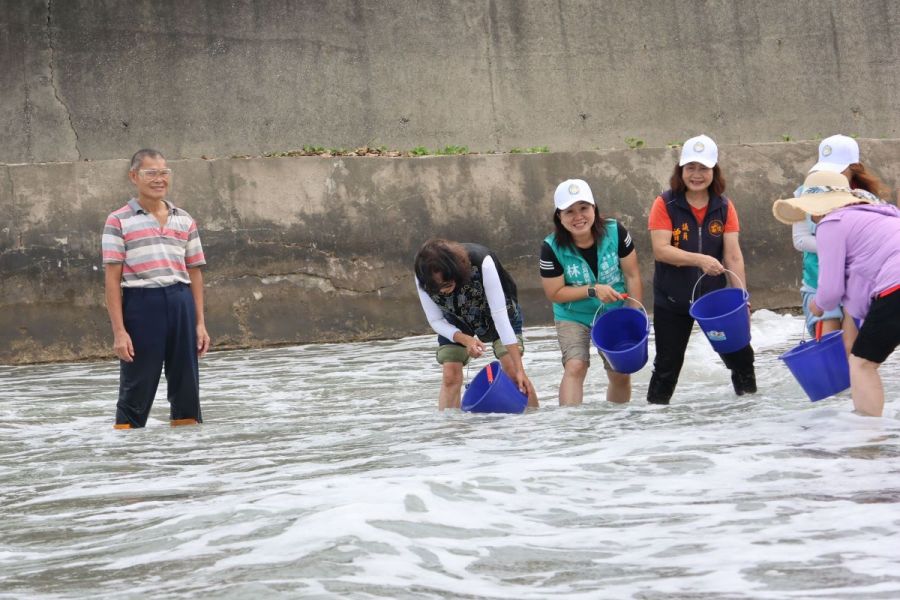 苗栗海洋觀光季首場活動 邱俐俐與師生放流魚苗