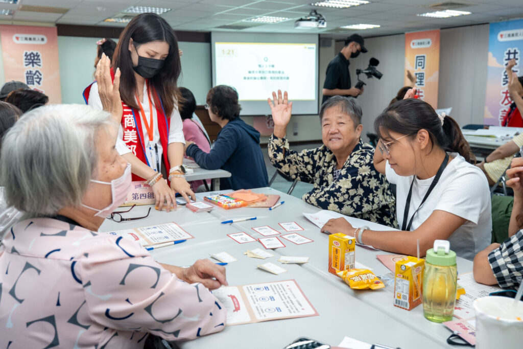 弘道老人福利基金會透過「孟婆體驗」,以情境體驗方式帶領參與者認識失智者可能面臨的生活情境。(圖/三商美邦人壽提供)